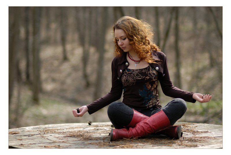 девушка, шишки, стол этюд с шишками:) фото превью