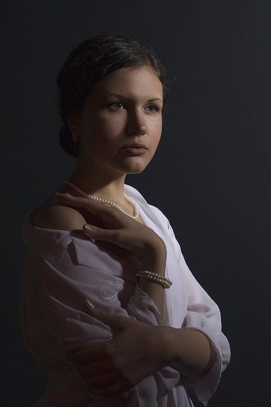 девушка, белая, блузка, жемчуг вечерняяphoto preview