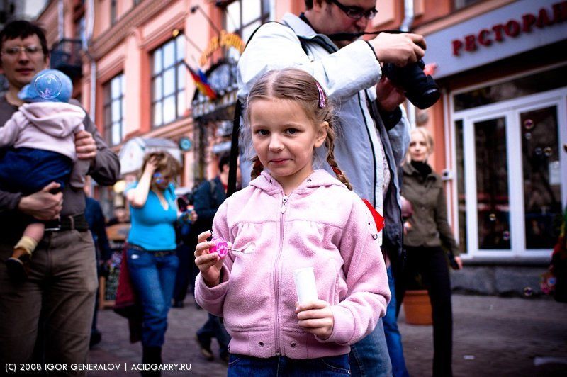 девочка дети мыльные пузыри дримфлэш арбат город Выдуваем пузыриphoto preview
