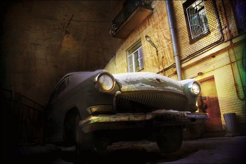 машина, двор, петербург, волга, москвич, свет фар, фары, ночь, вечер, луна, иероглифы И на луну все так же каждый день он выл..photo preview