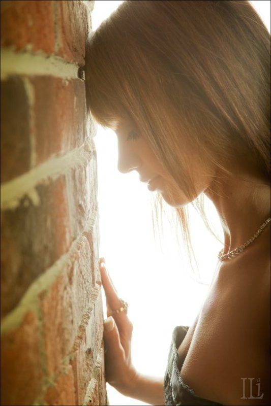 девушка Портрет девушки в профиль и в контражуреphoto preview