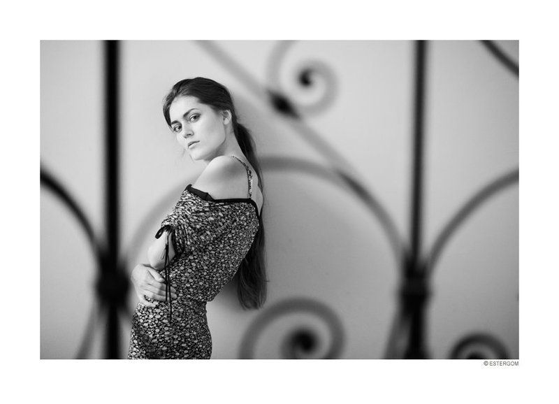 Портрет девушки с длинными волосамиphoto preview