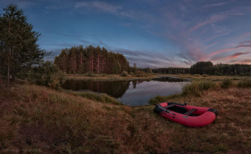 красная лодка на красном закате...photo preview