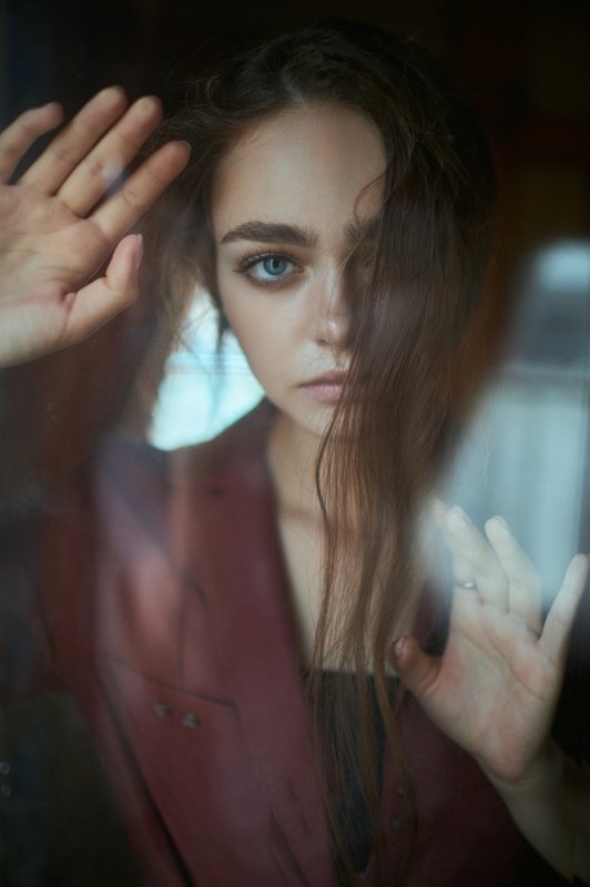 portrait, портрет, girl, brunette, portraiture, indoor, девушка, молодость,июль, ламповый, retouch, ретушь, цвет, cinematic, поезд,train Anna photo preview