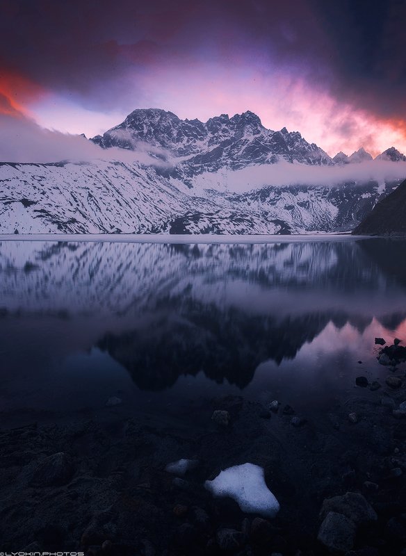 Священное озеро Гокио после заката фото превью