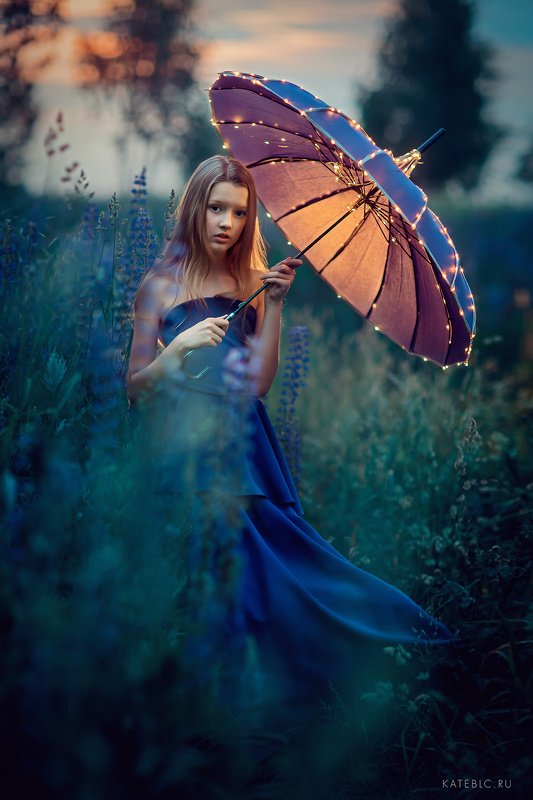 детский фотограф, волшебный фотограф, волшебная фотосессия, девушка, вечер, зонт, люпины Полинаphoto preview