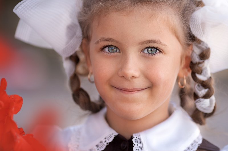 девочка банты первоклашка глаза  первоклашкаphoto preview