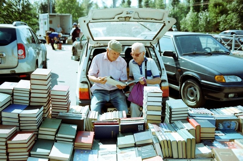 город, улица, люди кирпичиphoto preview