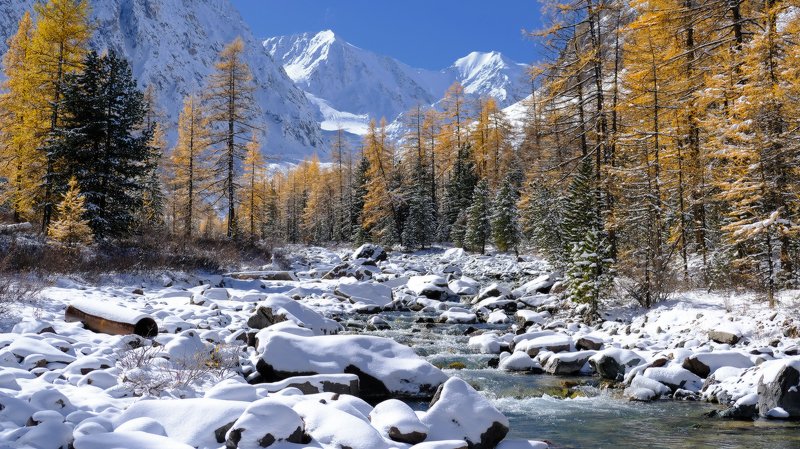 Первый снег в долине Актруphoto preview