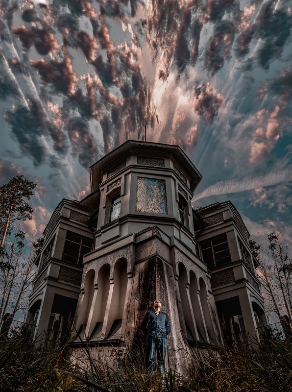 небо, старый дом, ужас, фэнтези,старые стены,симметрия, мужчина,гроза, параллельный мир На границе двух мировphoto preview