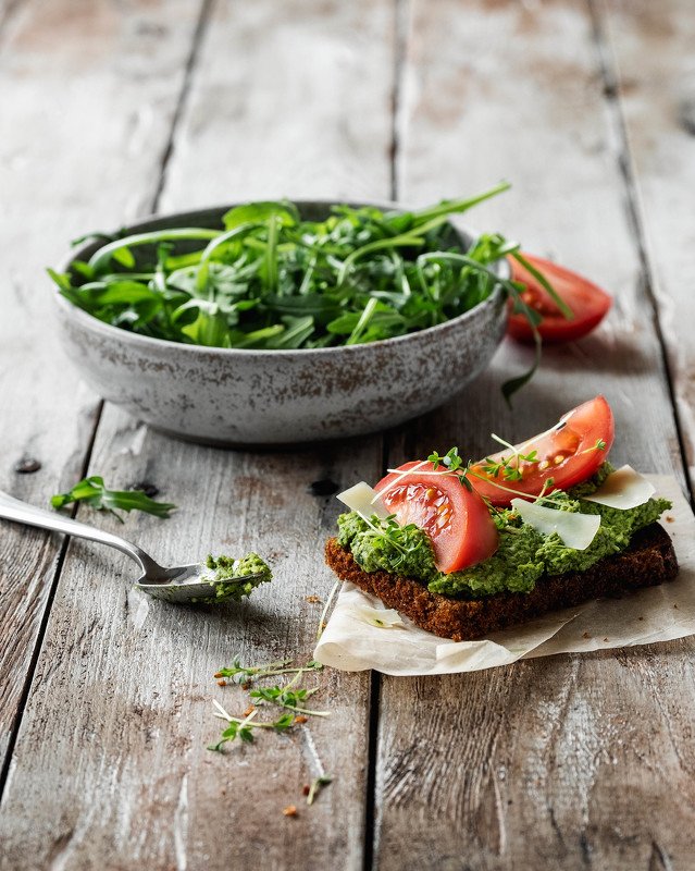 фудфото Зелень с помидорами фото превью