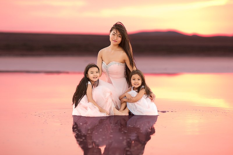 красивый свет, закатное солнышко, фотопрогулка, девочки, дети на фото, детская фотосессия, детский и семейный фотограф, радость, счастье, детский фотограф, фотосессия, радость, мама и дочки, девочки, малышки, маленькие дети, розовое озеро, лето, восторг Кояшское озероphoto preview