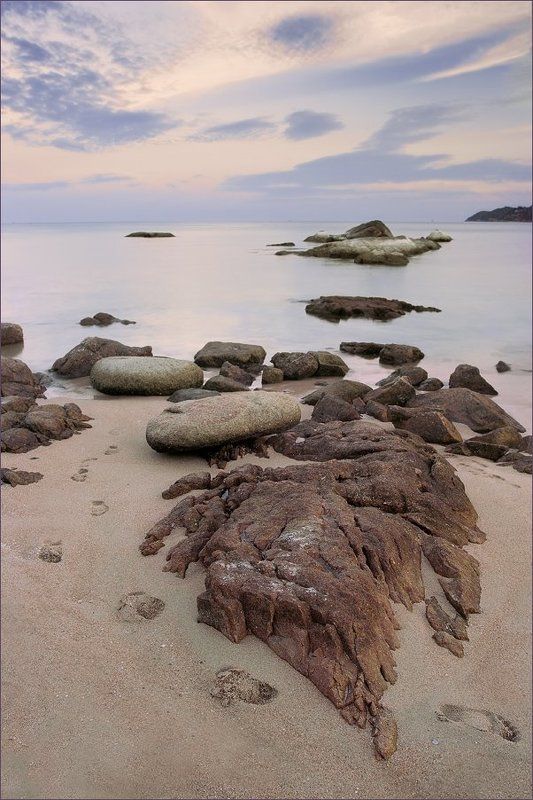 песок, следы, камни, самуи, таиланд Вечерний обходphoto preview