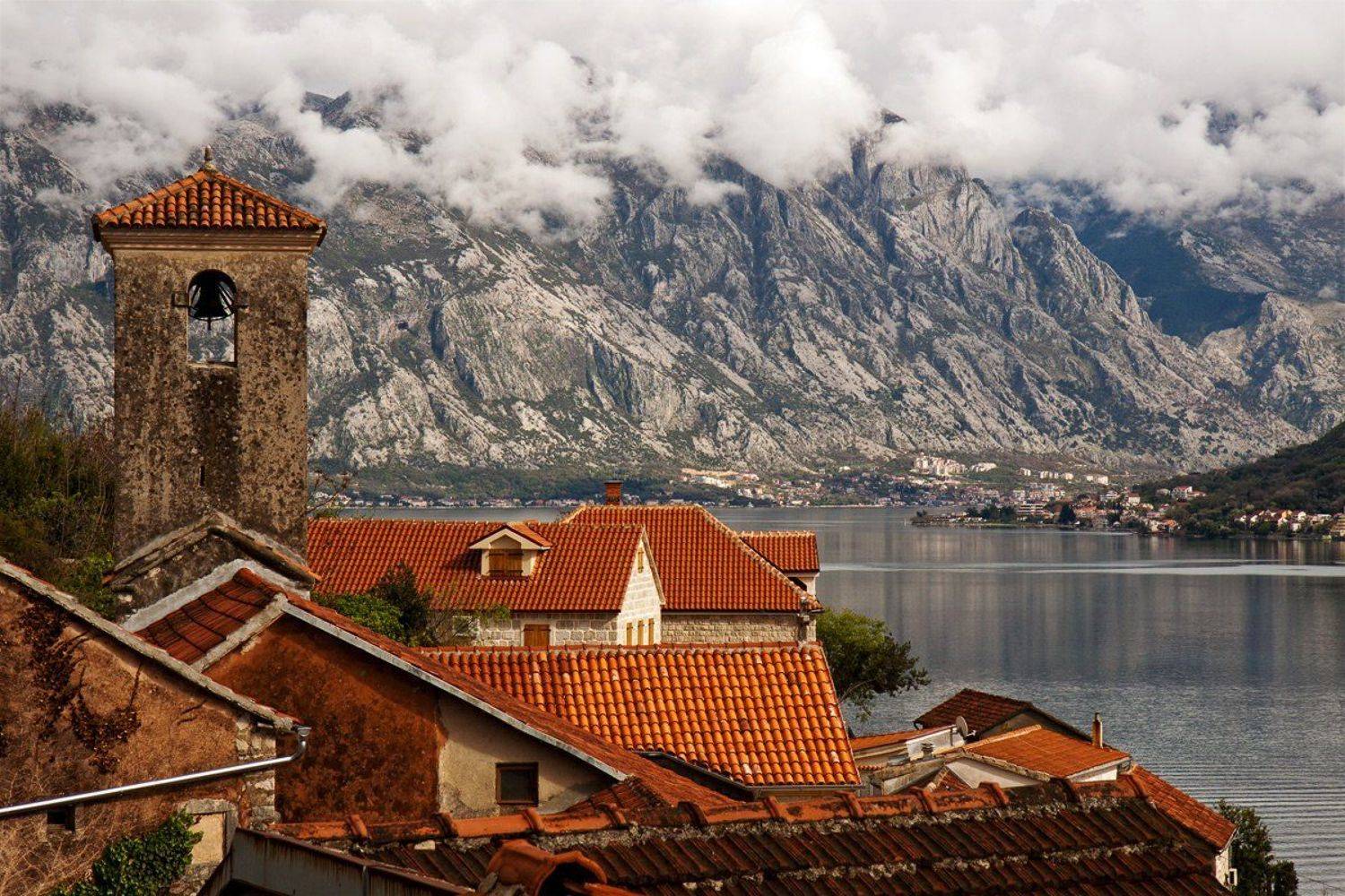 Автор: Симонян Сергей Адриатика, Бухта, Горы, Европа, Море, Облака, Пераст, Черепичные крыши, Черногория, Симонян Сергей
