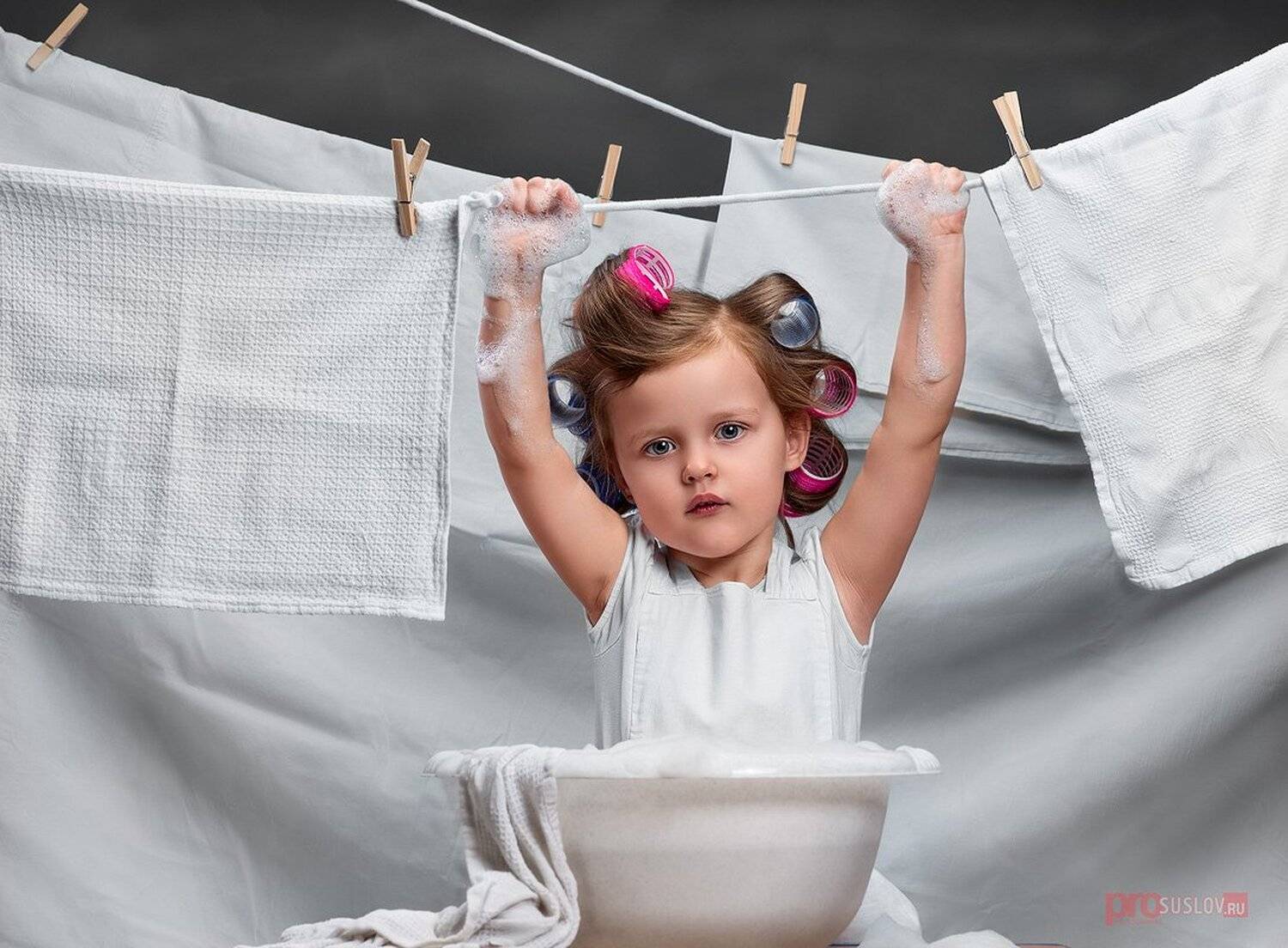 Мамина помощница. Автор: Алексей Суслов стирка, белье, тазик, пена, прищепки, суслов, Алексей Суслов
