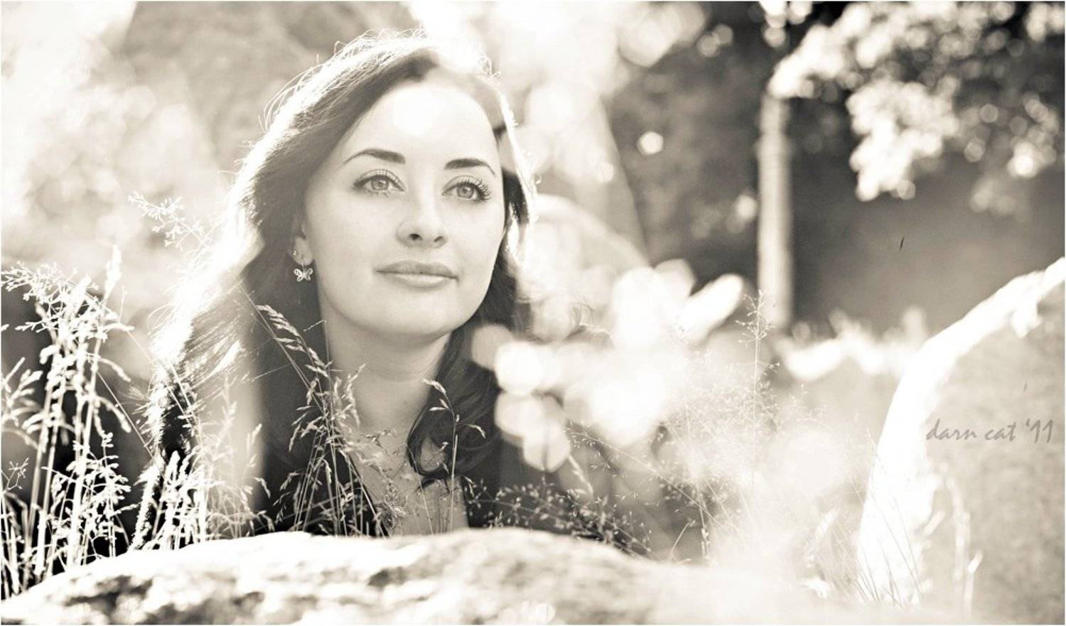 Там где солнце. Автор: Darn Cat солнце, лучи, блики, девушка, взгляд, травинки, камни, Darn Cat