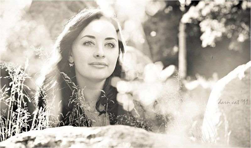 солнце, лучи, блики, девушка, взгляд, травинки, камни Там где солнцеphoto preview