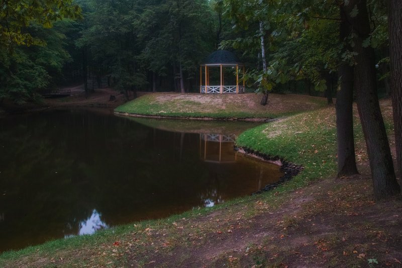 Раннее утро в парке последнего летнего дняphoto preview