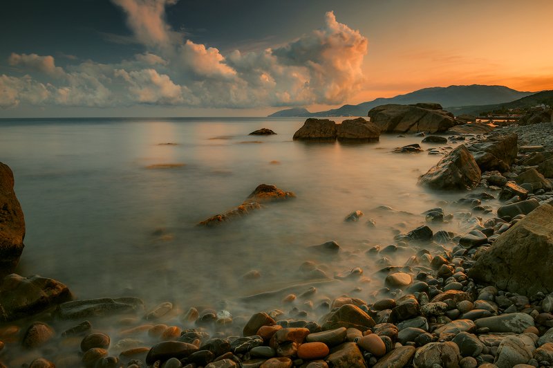 крым, пейзаж, лето, вода, море, вечер, камни, сотера, закат, облака, горы Закат с облачком, касающимся горы Аю-Даг.photo preview