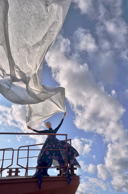 девушка Девушка, катер, ветер, небо, облака ... и тряпочкаphoto preview