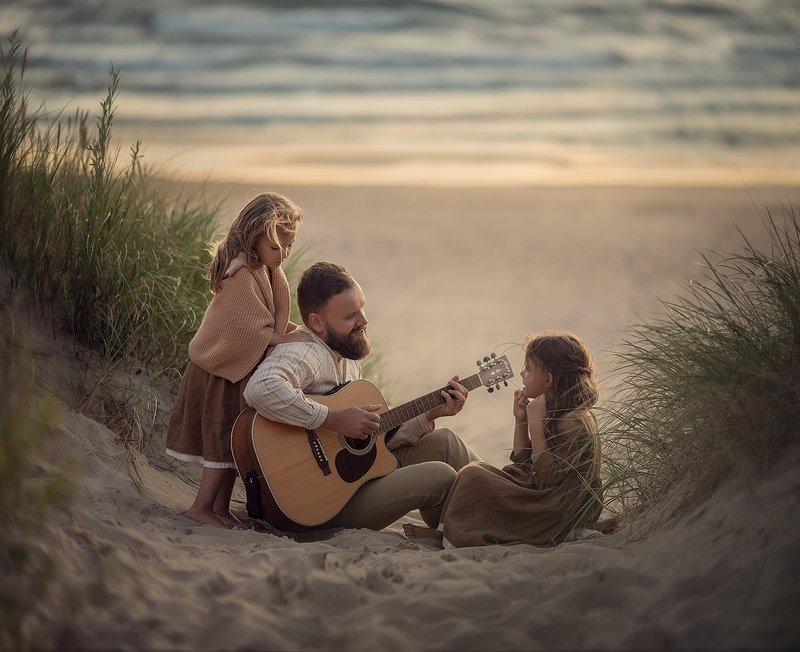 Дети, море, гитара, папа и дочки Я спою тебя песню волшебную...photo preview