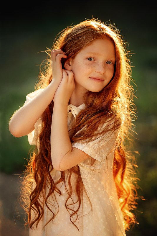 солнце, солнце в волосах, детский портрет, влада былич, фотограф краснодар, летний портрет, улыбка, рыжая девочка Катюшаphoto preview