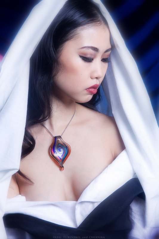 женщина портрет декольте колье Кенсунphoto preview