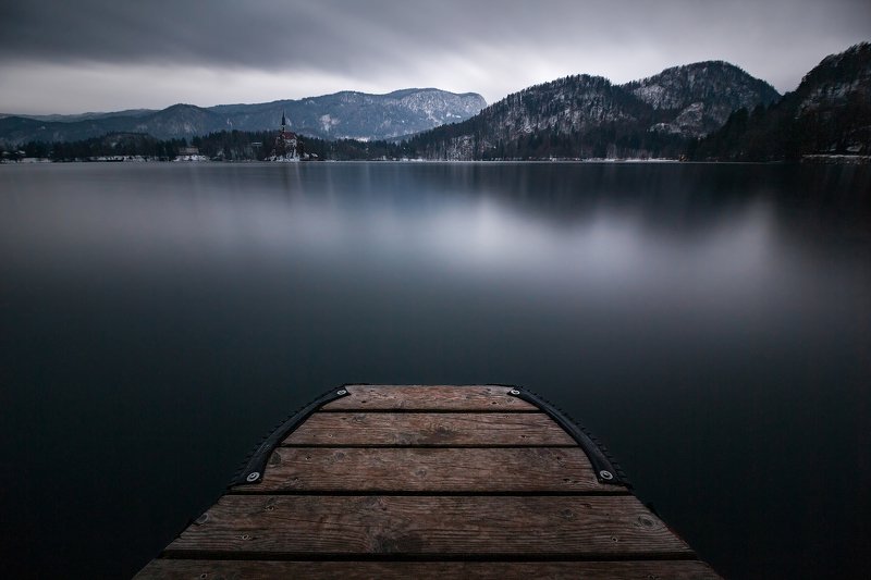 вода, озеро, словения, блед, вечер, пирс, причал, длинная выдержка Тёмная вода фото превью