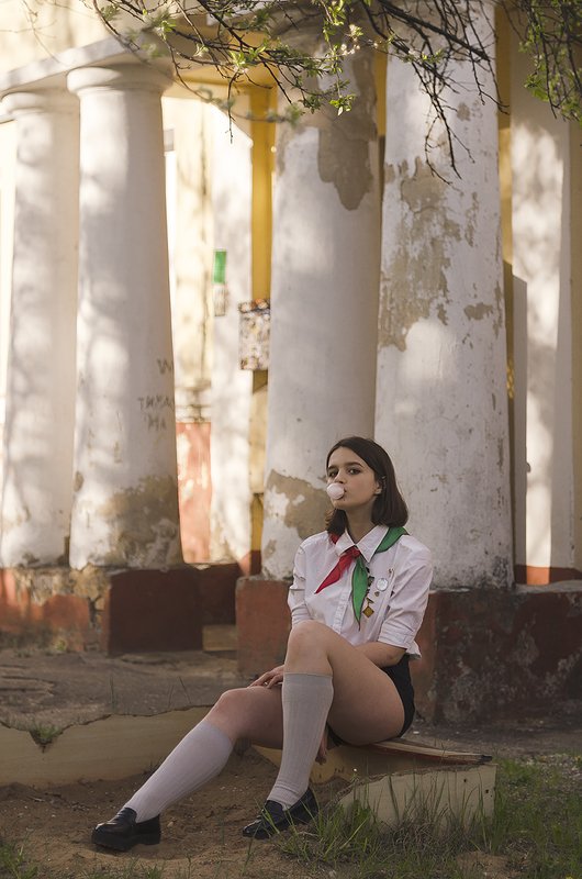 пионер сел в песочницу, совок пропалphoto preview