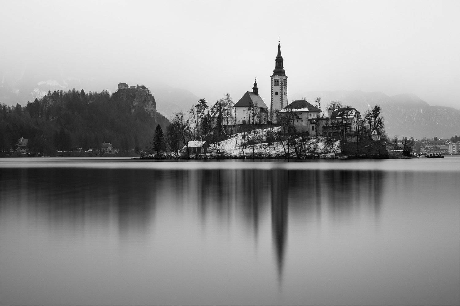 Черно-белые отражения Бледа. Автор: Сергей Серушкин путешествие, словения, блед, зима, отражение, ч/б, пасмурно, длинная выдержка, Сергей Серушкин