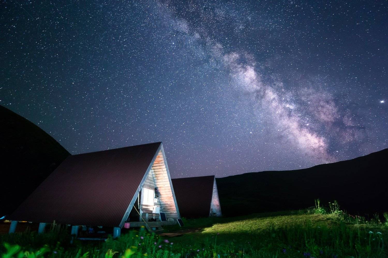 Под звездной крышей. Автор: Сергей Шабанов Сочи, горы, пейзаж, Красная Поляна, Бзерпский карниз, горы, лето, ночь, млечный путь, Сергей Шабанов