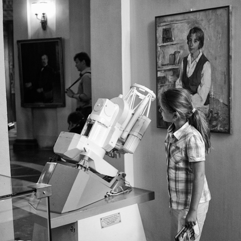 девочка, музей, чб, культура в музее обсерваторииphoto preview