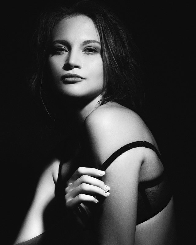 female, art, portrait, woman, pretty, black and white, low key, contrasty, dramatic, sensual, sensuality, sexy, tenderness, people, one, person Nikaphoto preview