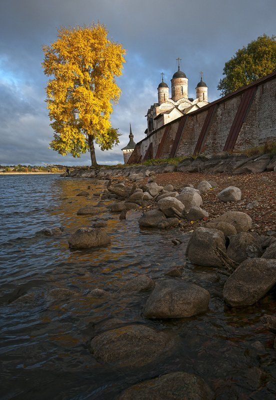 кириллов, осень Рыжая осень хмурится и веселится...photo preview