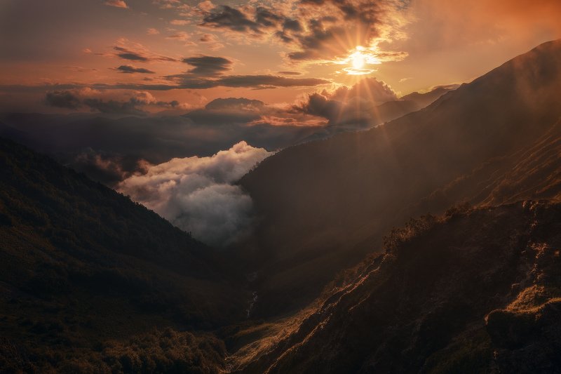 Сочи, горы, пейзаж, Красная Поляна, Бзерпский карниз, горы, лето, облака, закат Глаз Богаphoto preview