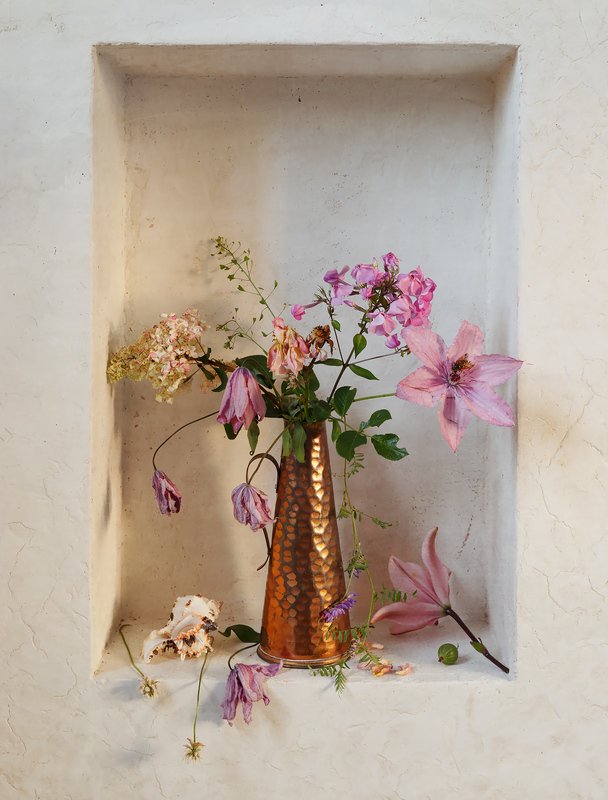 с медной вазой в белой нишеphoto preview