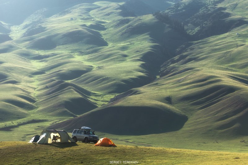 казахстан, тянь-шань,фото казахстана, пейзажи казахстана, асы, ассы, плато ассы, горы казахстана, фототурыказахстан, Человек в палатке чистит картошкуphoto preview