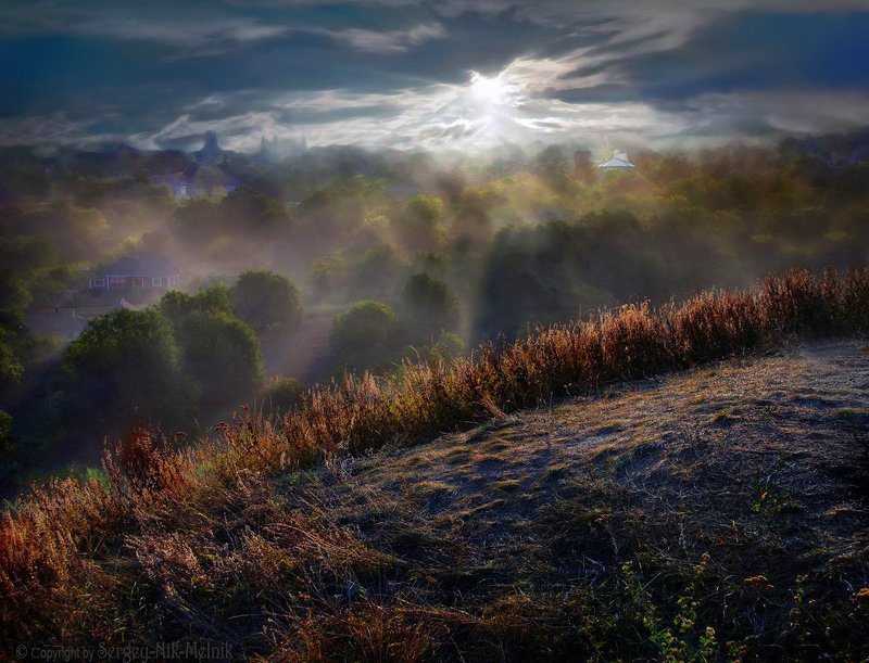 дымка, небо, облака, солнце, хотин, рассвет, замок, долина, крепость, лучезарный, лиловый, синее небо, крепостная стена, старинная крепость, сияние Лазурный рассвет над Хотинской фортециейphoto preview