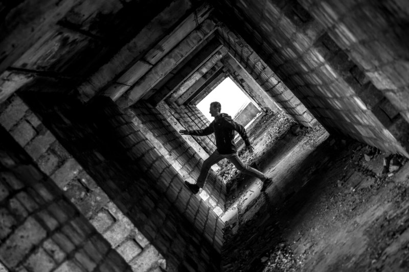 черно-белое В поиске выходаphoto preview