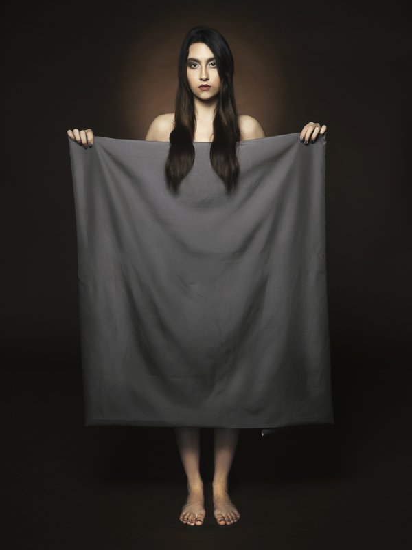 Девушка и полотноphoto preview