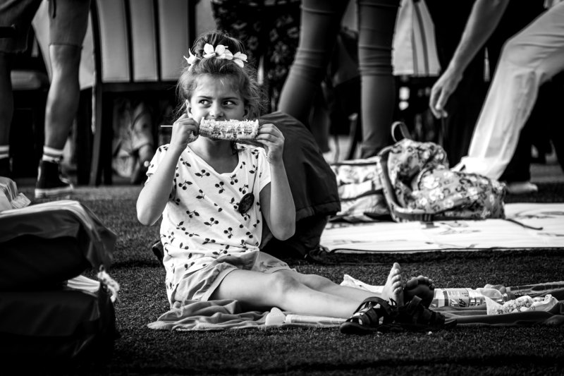 Девочка с кукурузойphoto preview