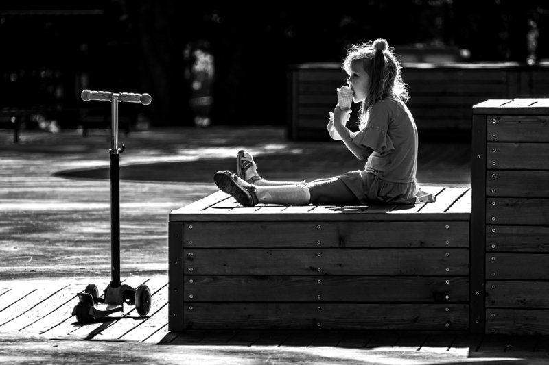 Девочка с мороженымphoto preview