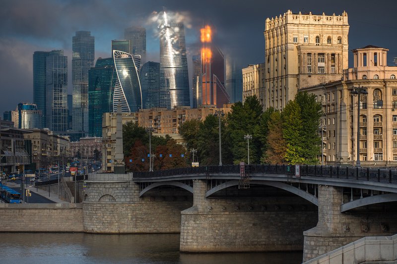 город, москва, высотки, небоскребы, бородинский, мост, дорогомилово, облака, туман, солнце Небоскребы Москва-Сити и Бородинский мост.photo preview