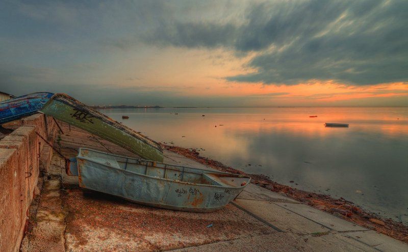 Одинокие лодки в ожидании водыphoto preview