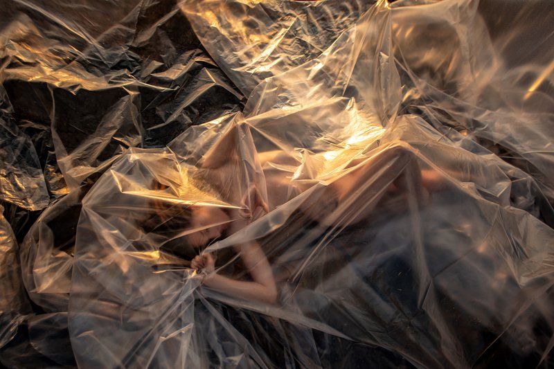 #zerowaste #plastic #girl #woman #пластик #нольотходов #противпластика #девушка #задыхается #закат #назакате #art #portrait  NoPlasticphoto preview