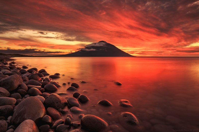 2019, россия, пейзаж, вечер, закат, море, берег, облака, камни, прибой, отражение, вулкан, итуруп, курилы Алый закатphoto preview