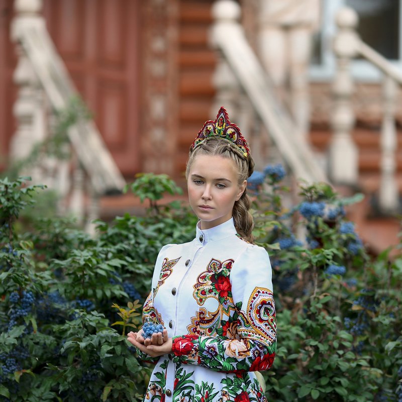 русский стиль, русская красавица, русский народный костюм, изба, сруб, русская изба, резная изба, жимолость, синие ягоды, кокошник, русский кокошник, дизайнерский костюм, Ану Каспер, коса до пояса Жимолостьphoto preview