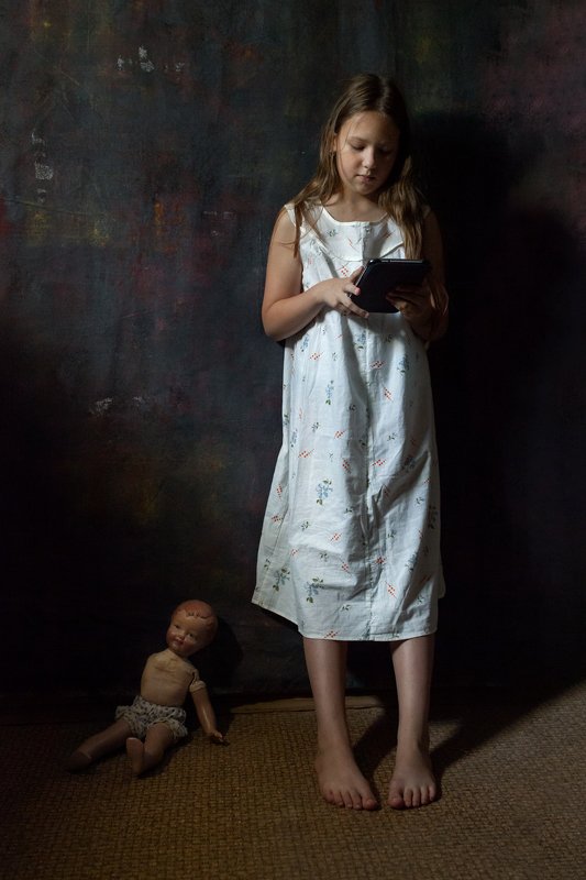 портрет, постановочная фотография, модель Девочка и планшетphoto preview