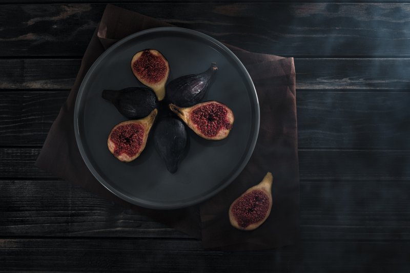 Инжир, еда, фрукты, фудфото, flatlay, lowkey dark figsphoto preview