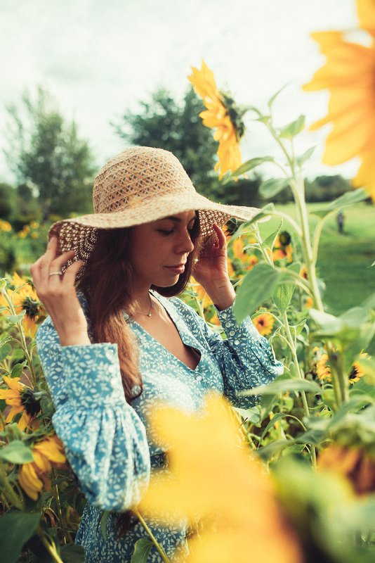 подсолнухи, модель, девушка, солнце, лето В подсолнухахphoto preview